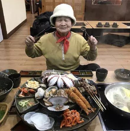 80歲奶奶發了一個影片療癒100000粉絲！看完她「直播內容」網驚：活得比20歲更酷