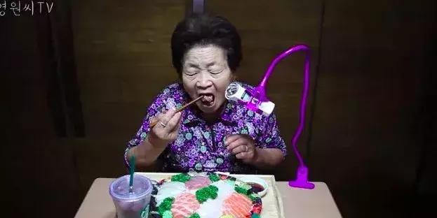 80歲奶奶發了一個影片療癒100000粉絲！看完她「直播內容」網驚：活得比20歲更酷