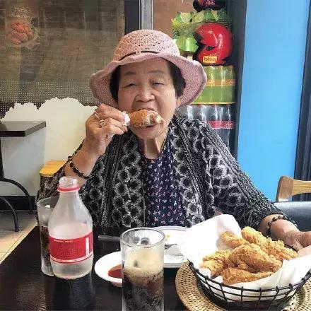 80歲奶奶發了一個影片療癒100000粉絲！看完她「直播內容」網驚：活得比20歲更酷