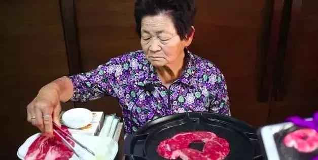 80歲奶奶發了一個影片療癒100000粉絲！看完她「直播內容」網驚：活得比20歲更酷