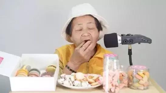80歲奶奶發了一個影片療癒100000粉絲！看完她「直播內容」網驚：活得比20歲更酷