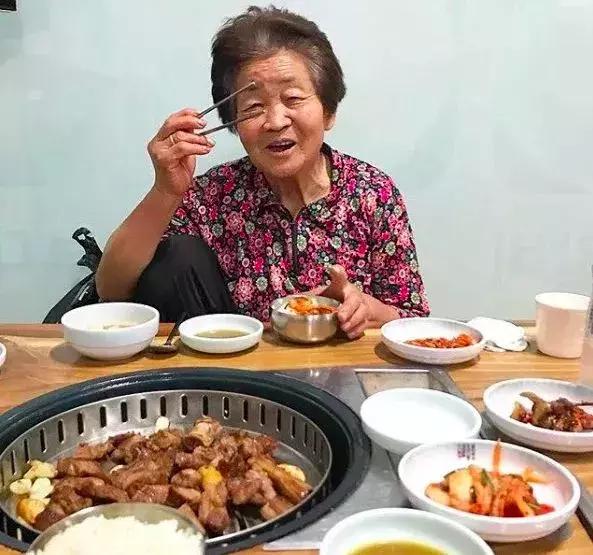 80歲奶奶發了一個影片療癒100000粉絲！看完她「直播內容」網驚：活得比20歲更酷