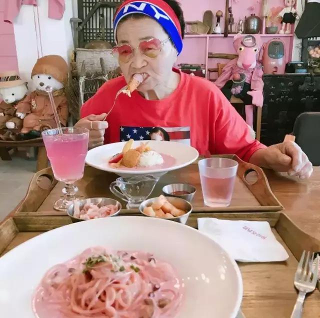 80歲奶奶發了一個影片療癒100000粉絲！看完她「直播內容」網驚：活得比20歲更酷
