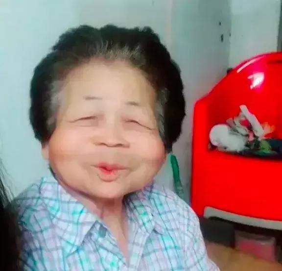80歲奶奶發了一個影片療癒100000粉絲！看完她「直播內容」網驚：活得比20歲更酷