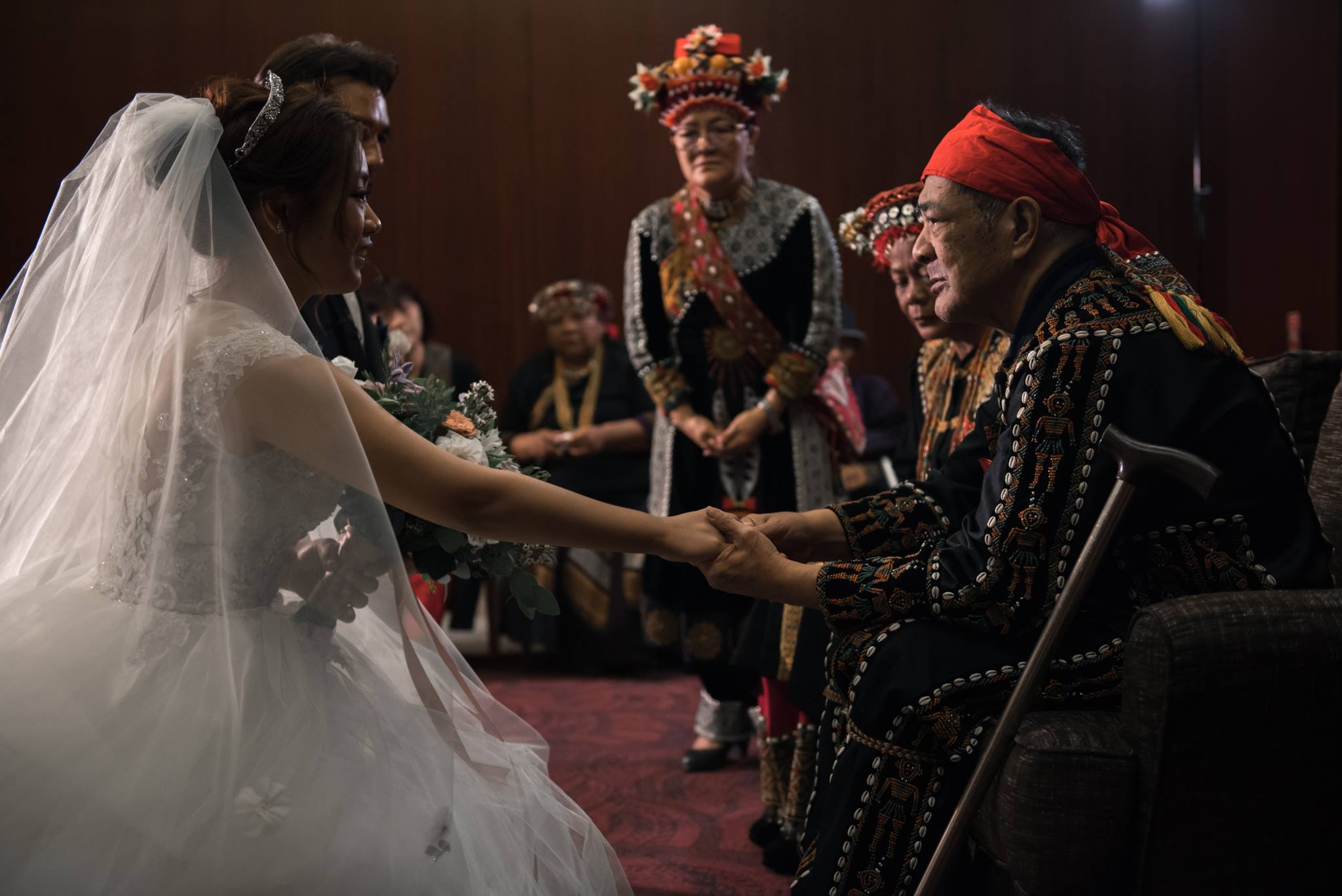 馬志翔婚禮甜喊3次：我願意！魯凱新娘「傳統禮服」美翻　媽媽穿得像富察皇后更猛