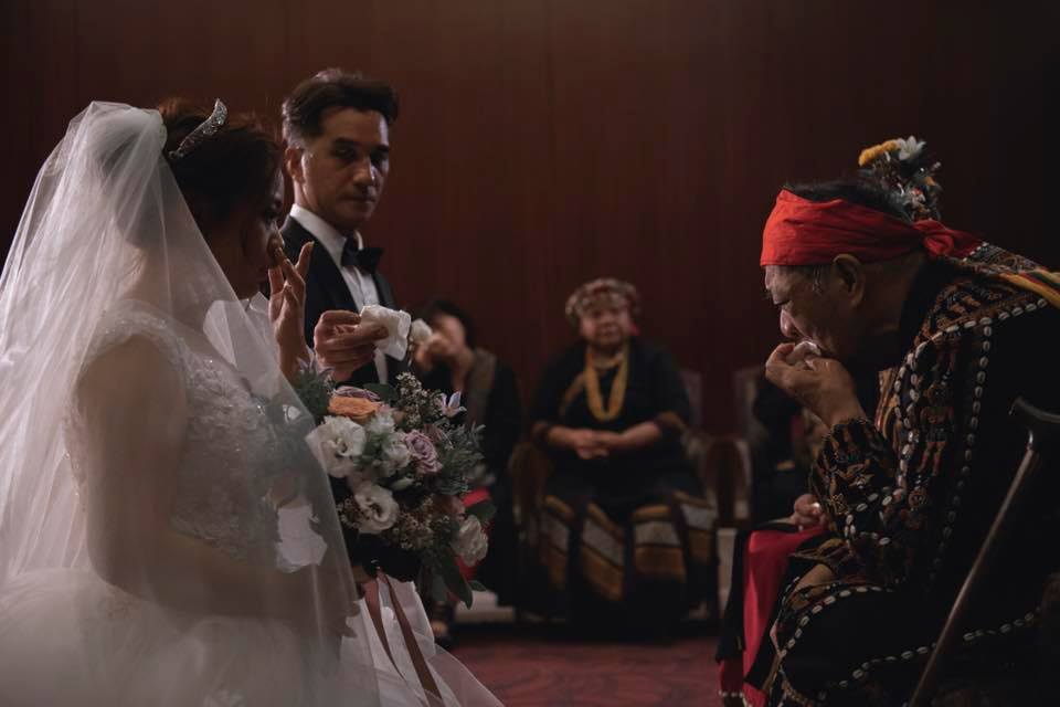 馬志翔婚禮甜喊3次：我願意！魯凱新娘「傳統禮服」美翻　媽媽穿得像富察皇后更猛