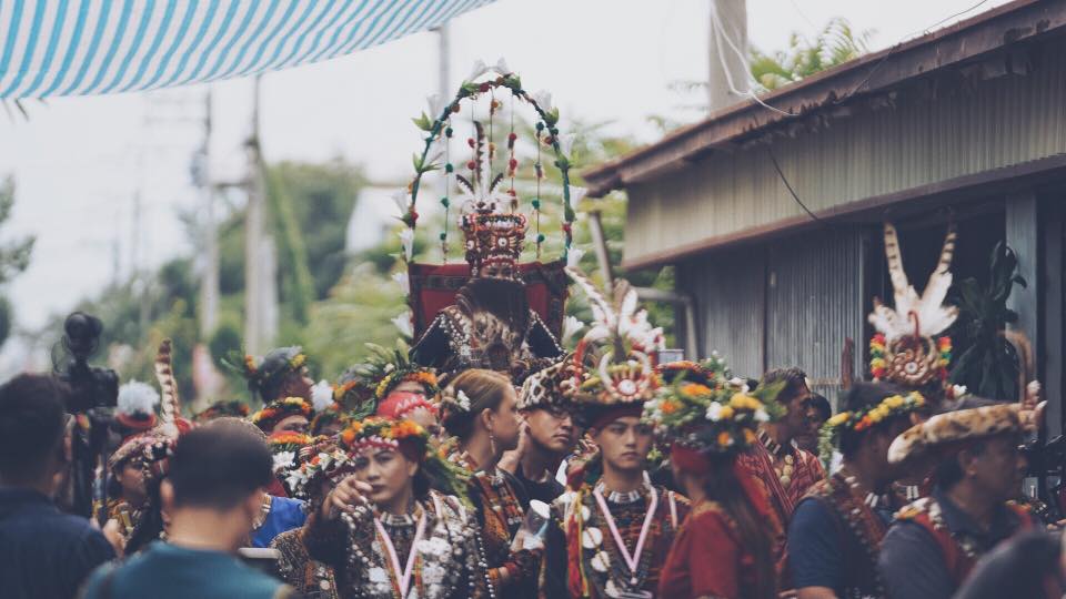 馬志翔婚禮甜喊3次：我願意！魯凱新娘「傳統禮服」美翻　媽媽穿得像富察皇后更猛