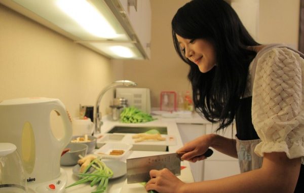 為家人煮好5菜1湯上桌！ 「一通電話3個字」讓她瞬間暴怒：明天開始，自理三餐