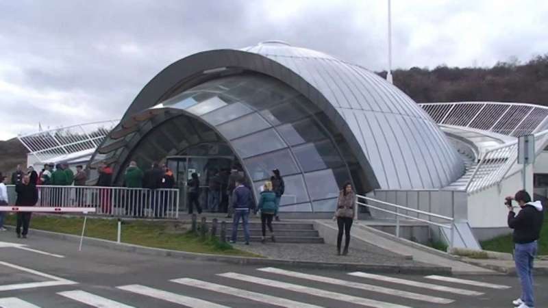 全球最大「37層樓深地下城市」！3000人默默定居　地下「湖泊＋摩天輪＋足球場」宛如科幻世界