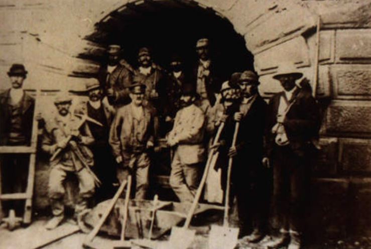 全球最大「37層樓深地下城市」！3000人默默定居　地下「湖泊＋摩天輪＋足球場」宛如科幻世界