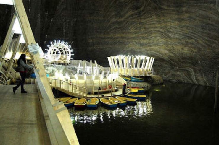 全球最大「37層樓深地下城市」！3000人默默定居　地下「湖泊＋摩天輪＋足球場」宛如科幻世界