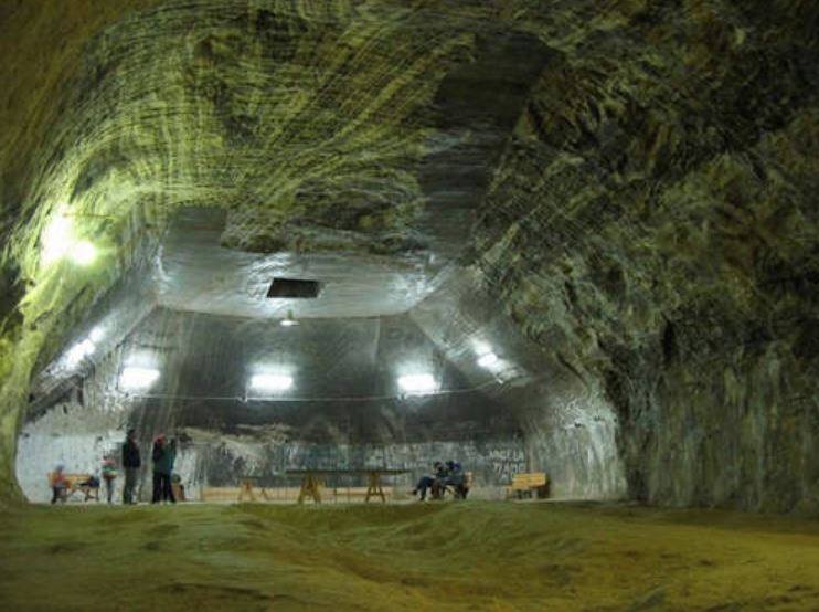 全球最大「37層樓深地下城市」！3000人默默定居　地下「湖泊＋摩天輪＋足球場」宛如科幻世界