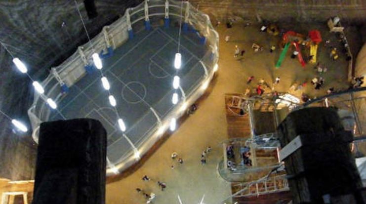 全球最大「37層樓深地下城市」！3000人默默定居　地下「湖泊＋摩天輪＋足球場」宛如科幻世界