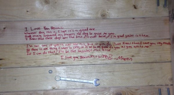 兒子修木桌發現父親離開前寫下「最後一封情書」!短短3天70萬人淚崩觀看:回不去了