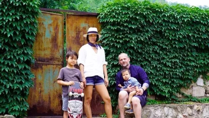 德國帥爸爸，搬到長城腳下「25年無人居住」破房子，花2年自建花園房，還帶遊樂場！