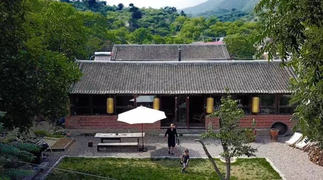德國帥爸爸，搬到長城腳下「25年無人居住」破房子，花2年自建花園房，還帶遊樂場！