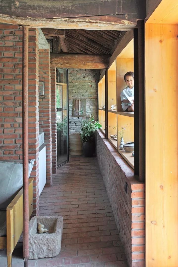 德國帥爸爸，搬到長城腳下「25年無人居住」破房子，花2年自建花園房，還帶遊樂場！