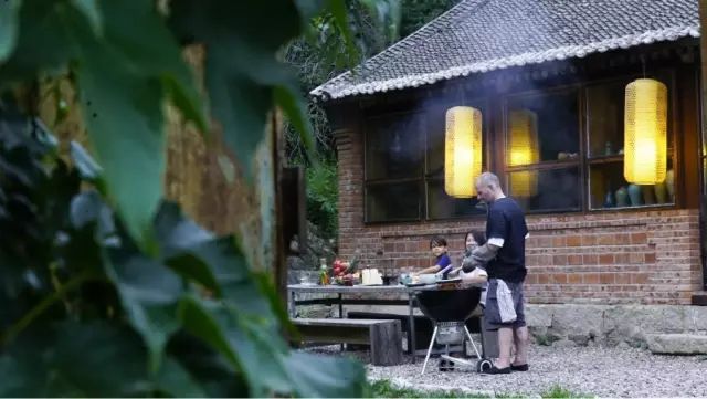 德國帥爸爸，搬到長城腳下「25年無人居住」破房子，花2年自建花園房，還帶遊樂場！