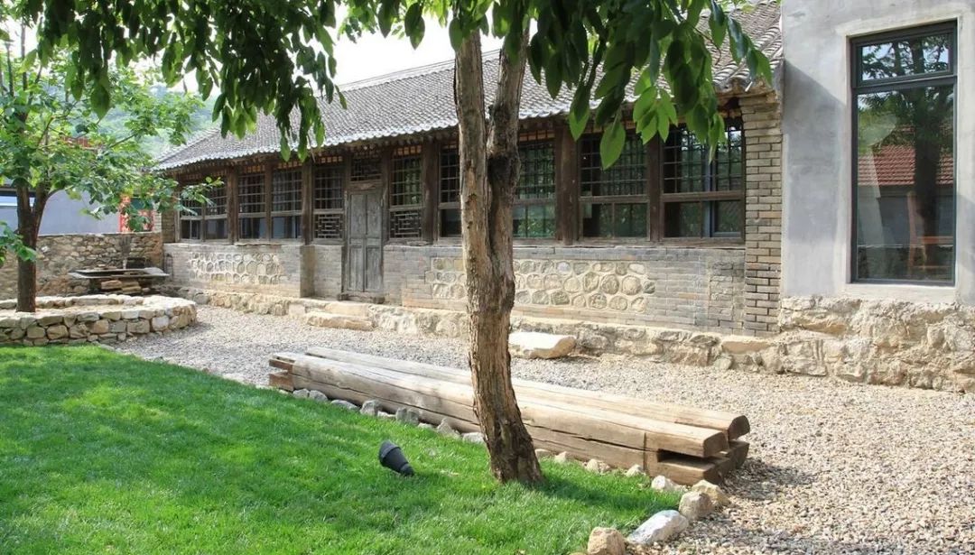 德國帥爸爸，搬到長城腳下「25年無人居住」破房子，花2年自建花園房，還帶遊樂場！