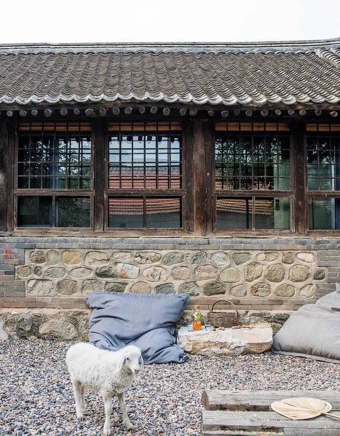 德國帥爸爸，搬到長城腳下「25年無人居住」破房子，花2年自建花園房，還帶遊樂場！