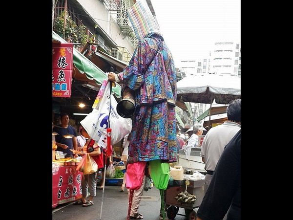60歲視障老伯「踩100公分高蹺賣藝」遭故意絆倒　客人打賞「回饋驚喜禮物」：我何德拿人家錢