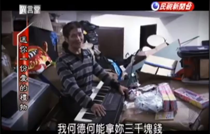 60歲視障老伯「踩100公分高蹺賣藝」遭故意絆倒　客人打賞「回饋驚喜禮物」：我何德拿人家錢
