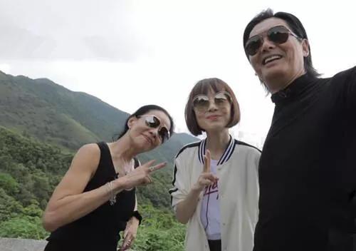 周潤發跟魯豫合拍，有誰觀察到他右手的動作？網友狂讚發哥人品