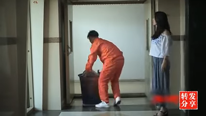 白領女看不起清潔員百般刁難！投訴後才知「他是自願代替母親」真實身份後悔都來不及