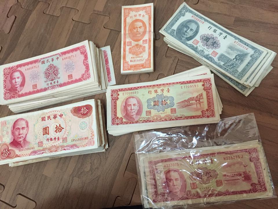 意外挖到寶！整理阿公衣櫃「翻出數百張骨董鈔」猶如全新　網友發現「鈔票上藏玄機」驚呼：阿公大有來頭