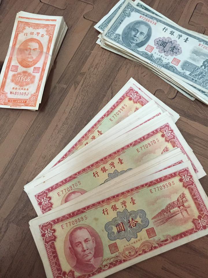 意外挖到寶！整理阿公衣櫃「翻出數百張骨董鈔」猶如全新　網友發現「鈔票上藏玄機」驚呼：阿公大有來頭