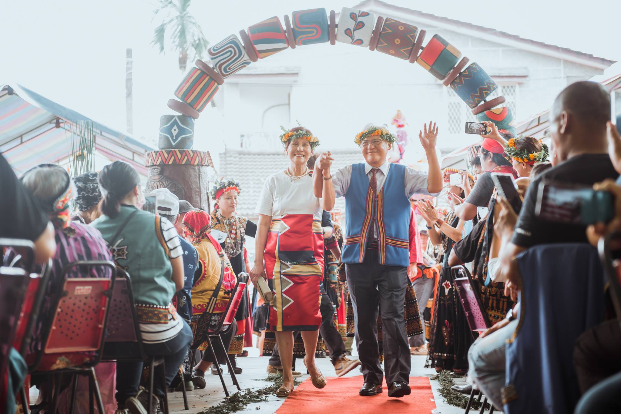 馬志翔婚禮甜喊3次：我願意！魯凱新娘「傳統禮服」美翻　媽媽穿得像富察皇后更猛