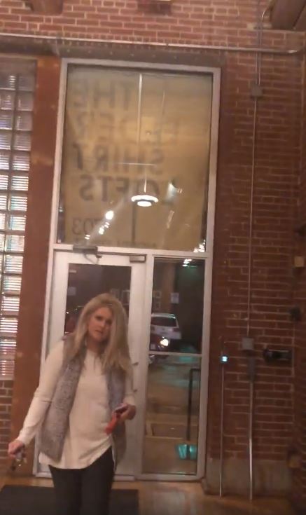 目睹黑人進高級公寓!她擋門口嗆「給我看鑰匙」被拒 不罷休「一路尾隨到家門口」下場超悽慘