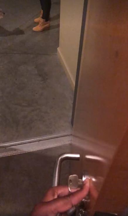 目睹黑人進高級公寓!她擋門口嗆「給我看鑰匙」被拒 不罷休「一路尾隨到家門口」下場超悽慘