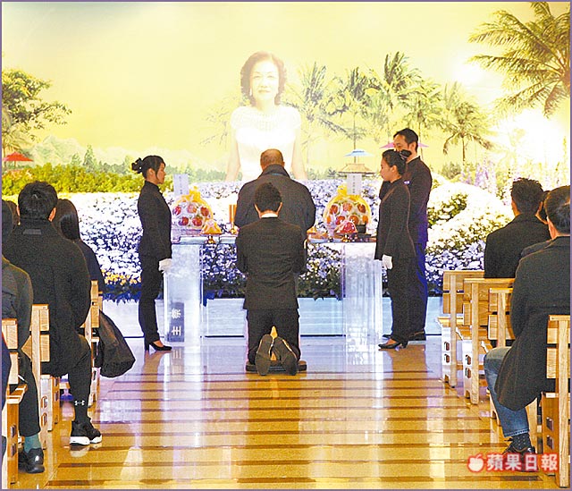 吳克群淚崩見證「媽媽生命盡頭嫁給爸爸」簽字完婚 爸親手為媽戴上戒指:她教會我3件事