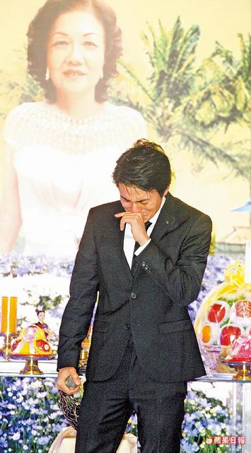 吳克群淚崩見證「媽媽生命盡頭嫁給爸爸」簽字完婚 爸親手為媽戴上戒指:她教會我3件事