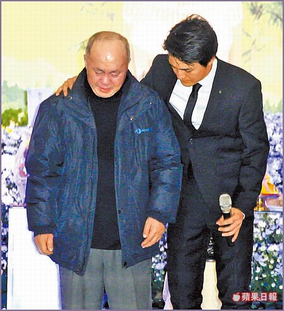 吳克群淚崩見證「媽媽生命盡頭嫁給爸爸」簽字完婚 爸親手為媽戴上戒指:她教會我3件事