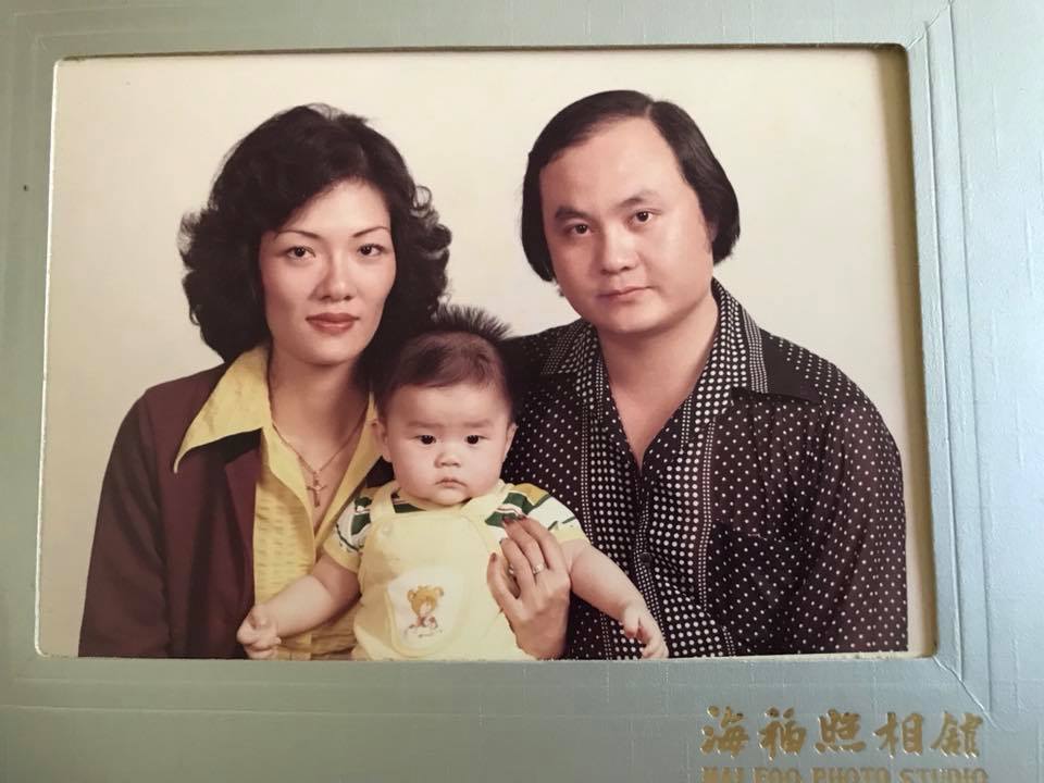 吳克群淚崩見證「媽媽生命盡頭嫁給爸爸」簽字完婚 爸親手為媽戴上戒指:她教會我3件事