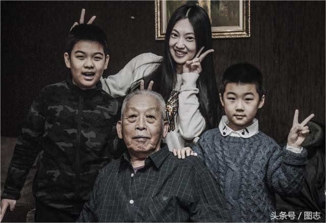 放不下80年老伴！爺爺回光返照「顫抖吻別白髮妻」：這次真的要走了　淚崩追憶「從7歲到白頭的深情」一輩子太短