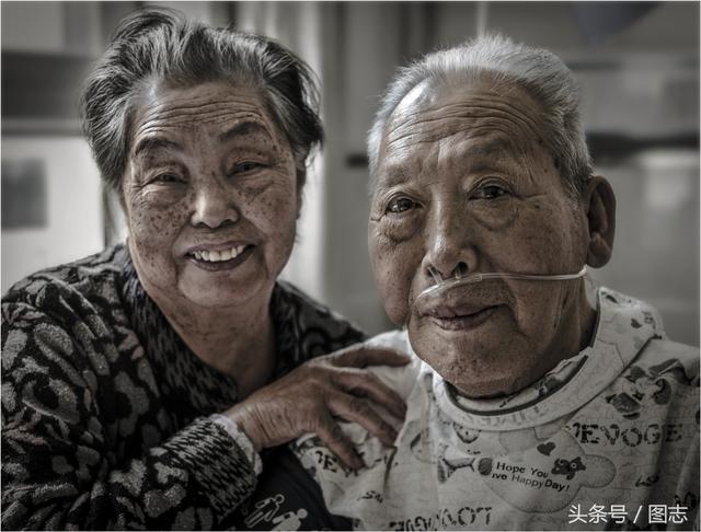 放不下80年老伴！爺爺回光返照「顫抖吻別白髮妻」：這次真的要走了　淚崩追憶「從7歲到白頭的深情」一輩子太短