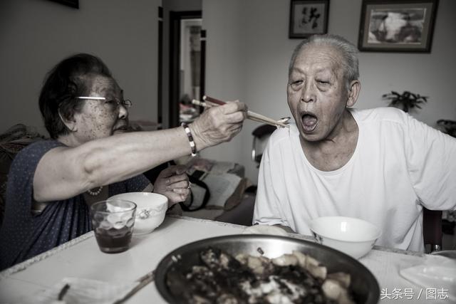 放不下80年老伴！爺爺回光返照「顫抖吻別白髮妻」：這次真的要走了　淚崩追憶「從7歲到白頭的深情」一輩子太短