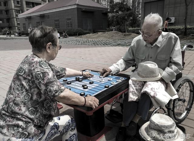 放不下80年老伴！爺爺回光返照「顫抖吻別白髮妻」：這次真的要走了　淚崩追憶「從7歲到白頭的深情」一輩子太短