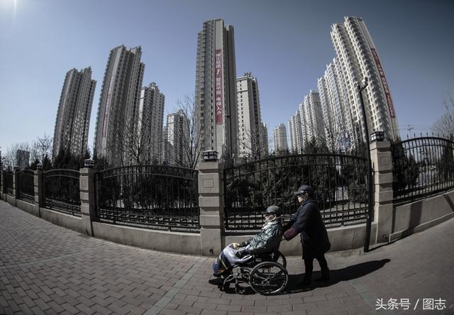 放不下80年老伴！爺爺回光返照「顫抖吻別白髮妻」：這次真的要走了　淚崩追憶「從7歲到白頭的深情」一輩子太短