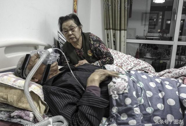 這一次真的要走了…老爺爺離開前「顫抖撒嬌」　妻子不捨吻別曝光「牽手80年的愛情」全網淚崩