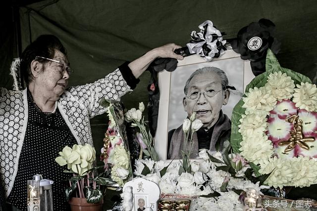 放不下80年老伴！爺爺回光返照「顫抖吻別白髮妻」：這次真的要走了　淚崩追憶「從7歲到白頭的深情」一輩子太短