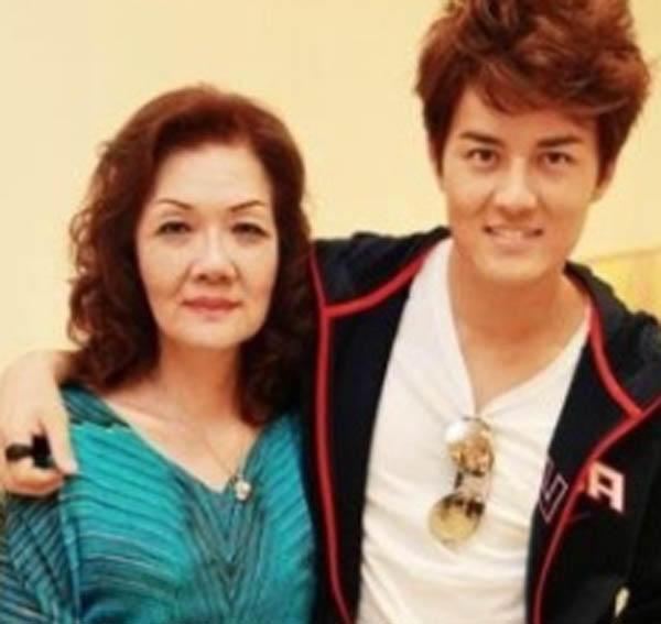 吳克群淚崩見證「媽媽生命盡頭嫁給爸爸」簽字完婚 爸親手為媽戴上戒指:她教會我3件事