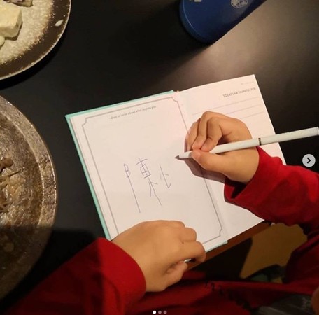 5歲Jasper學寫陳小春名字！網友一看「怎麼怪怪的」笑噴：全世界小孩都有的通病