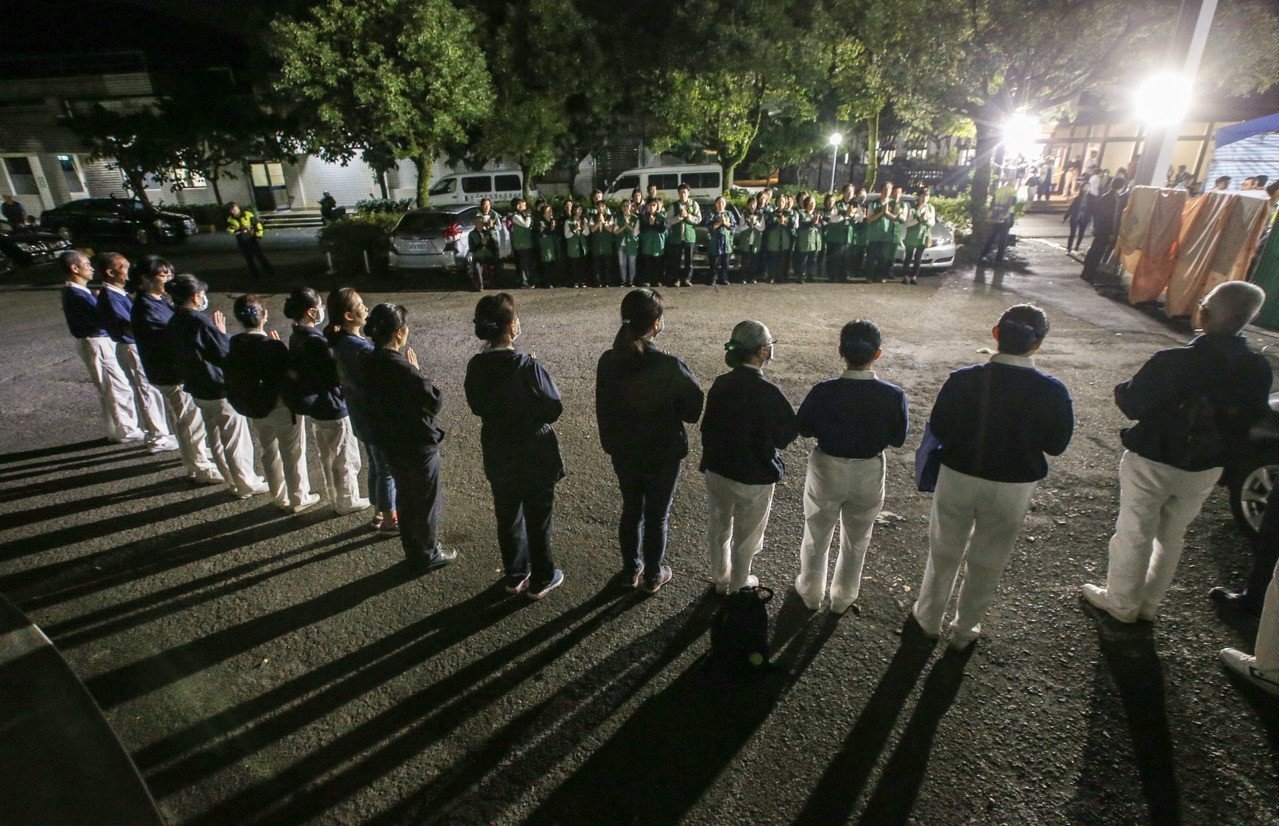 普悠瑪翻覆！前救難員開直播嗆「慈濟現場誦經」干擾救援　飆X字經開罵：「根本就在作秀」