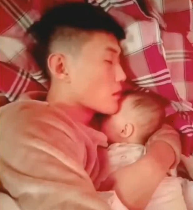 哥哥幫忙媽媽「哄妹妹睡覺」，媽媽靠近一看！才發現哥哥是這樣帶娃的...