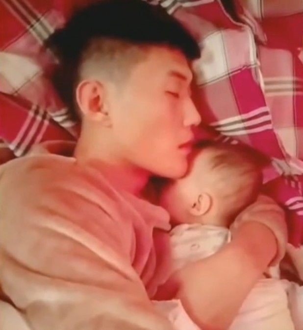 哥哥幫忙媽媽「哄妹妹睡覺」，媽媽靠近一看！才發現哥哥是這樣帶娃的...