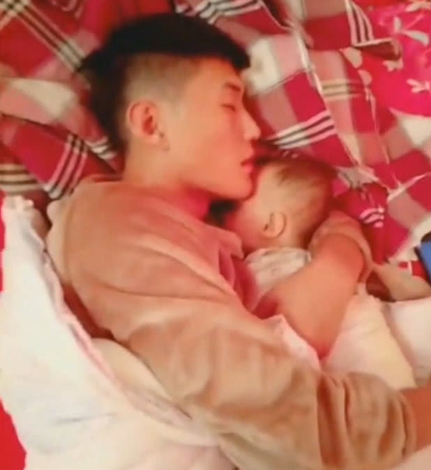哥哥幫忙媽媽「哄妹妹睡覺」，媽媽靠近一看！才發現哥哥是這樣帶娃的...